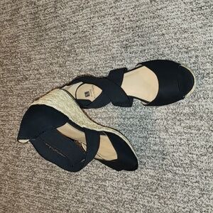 White mountain black and tan sandal wedges. Size 8M straps are stretchy 3in heel